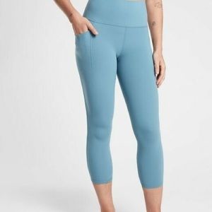EUC! Athleta Salutation Stash Pocket II Capri Tight Riviera Blue Small
